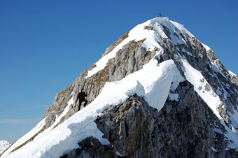 Salita fin quasi alla vetta della Corna Piana, con ricorso a ramponi e picozza nell'utltimo tratto - 22 marzo 09  - FOTOGALLERY